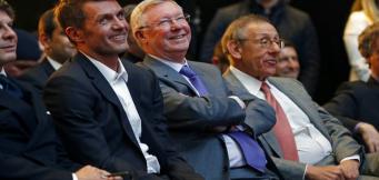 Maldini con altre leggende del calcio mondiale