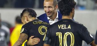 Chiello abbraccia i suoi nuovi compagni