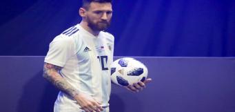 Messi con il pallone dei Mondiali