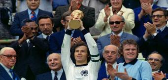 Il Kaiser alza la Coppa nel 1974