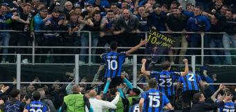 Lautaro festeggia con i suoi tifosi!