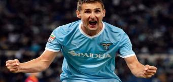 Una splendida esultanza di Klose con la maglia biancoceleste