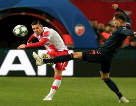 Marko Gobeljic prova a superare la pressione di Leon Goretzka durante la sfida con il Bayern in Champions