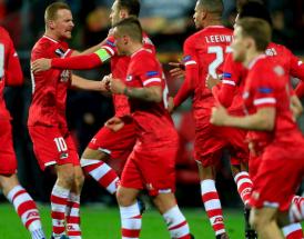 I compagni dell'AZ festeggiano il capitano Teun Koopmeiners, dopo la trasformazione di un calcio di rigore in Europa League!