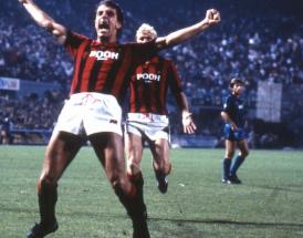 Joe Jordan esulta dopo un gol nel derby!