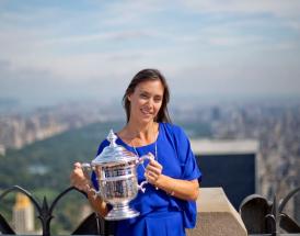 Flavia Penneta con il trofeo degli U.S. Open tennis al Rockefeller Center!