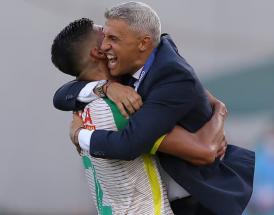 Crespo esulta dopo il primo titolo da tecnico