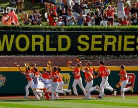 Una squadra giovanile di baseball