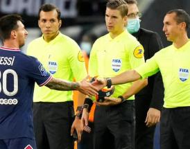 Messi saluta gli arbitri a fine partita