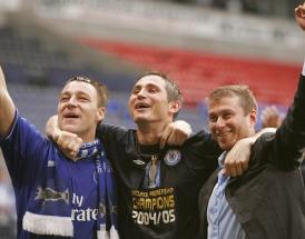 Abramovich con le due bandiere del Chelsea!