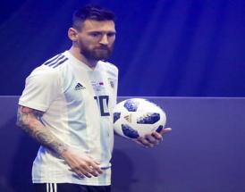 Messi con il pallone dei Mondiali