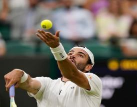 Matteo Berrettini al servizio