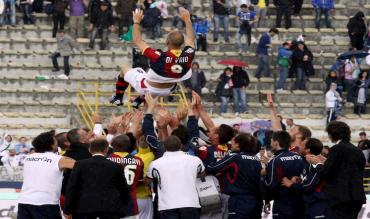 Di Vaio, festeggiato dai compagni al termine della stagione 2012!
