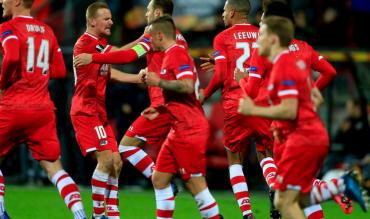 I compagni dell'AZ festeggiano il capitano Teun Koopmeiners, dopo la trasformazione di un calcio di rigore in Europa League!