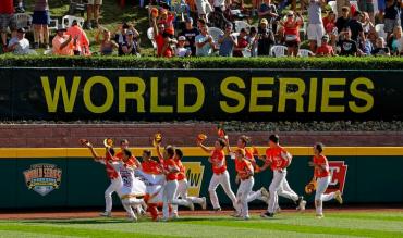 Una squadra giovanile di baseball