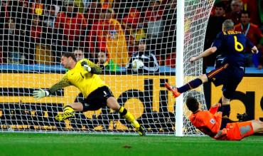 Il gol in finale del Mago Iniesta!