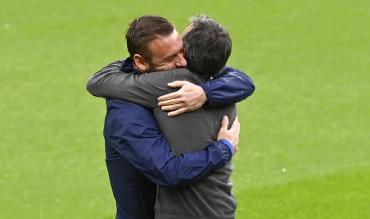 De Rossi abbraccia Luis Enrique, prima di Italia - Spagna a Wembley!