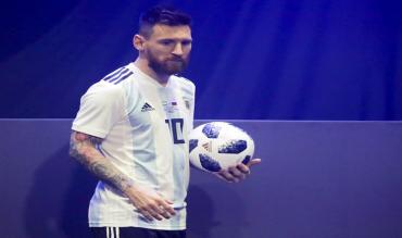 Messi con il pallone dei Mondiali