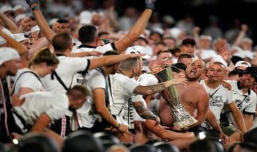 I tifosi con la Coppa 